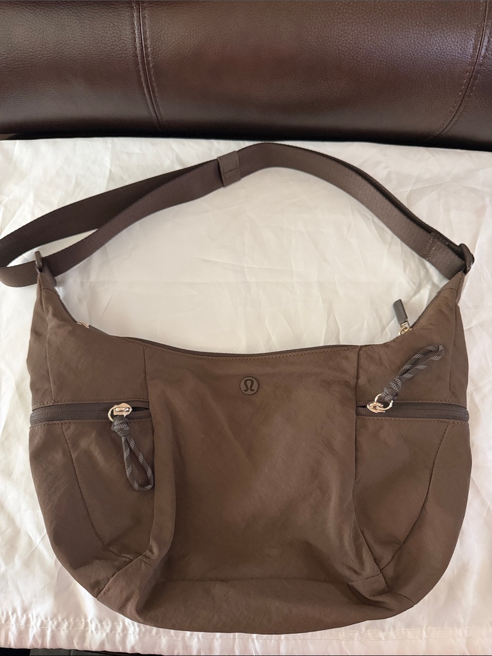 Lululemon crossbody slouchy bag 6L in walnut brown gold